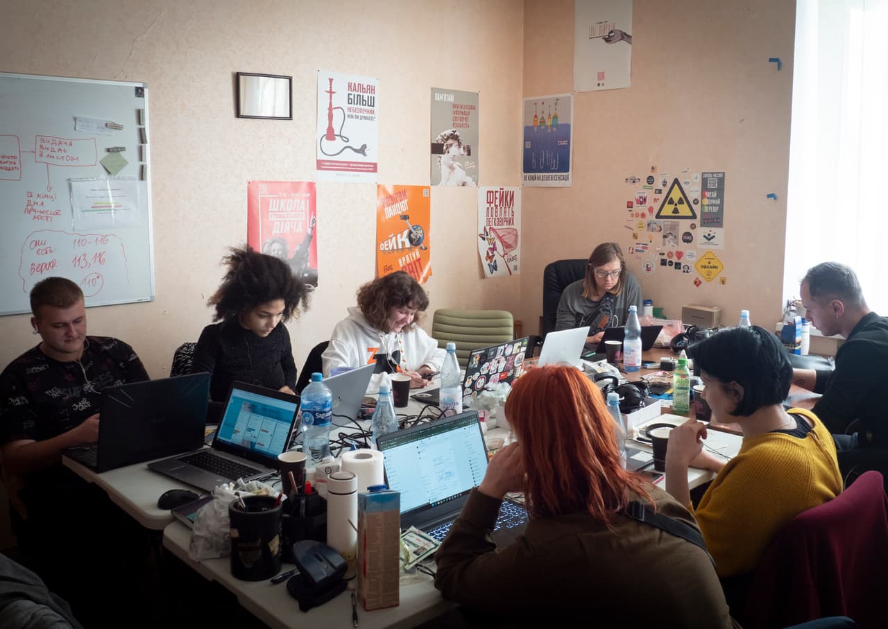 Jóvenes de la central telefónica del centro juvenil de Zaporiyia coordinan el envío de ayuda a las personas desplazadas y al Ejército ucraniano.