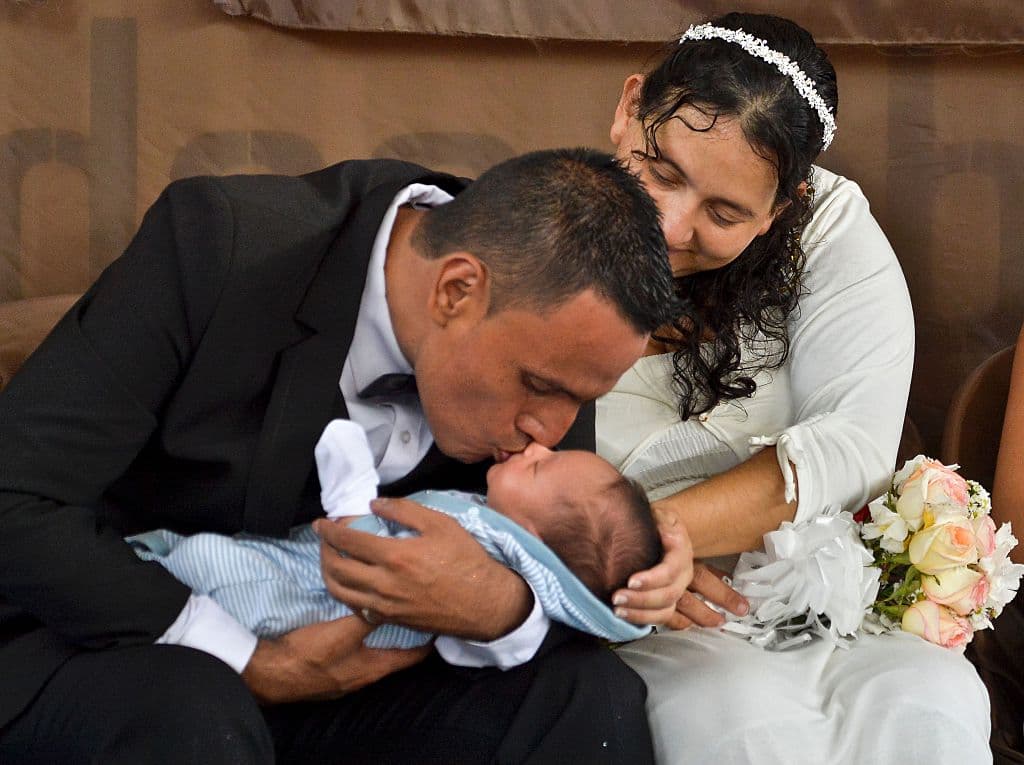 Oscar Iván Henao y Magda González, ahora casados, con su hijo de apenas 16 días.