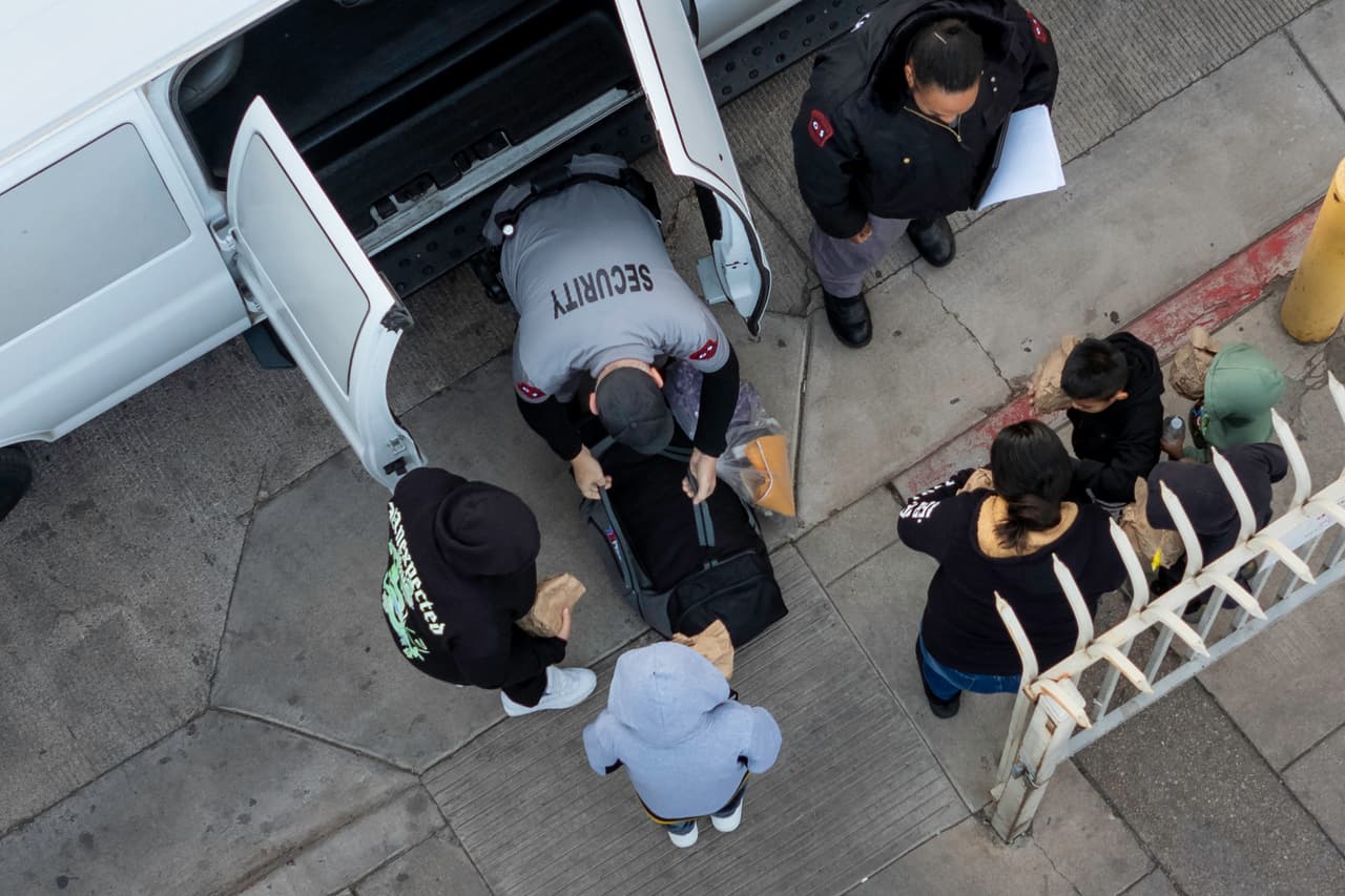 Son escoltados por autoridades migratorias de Estados Unidos hasta este puerto fronterizo.