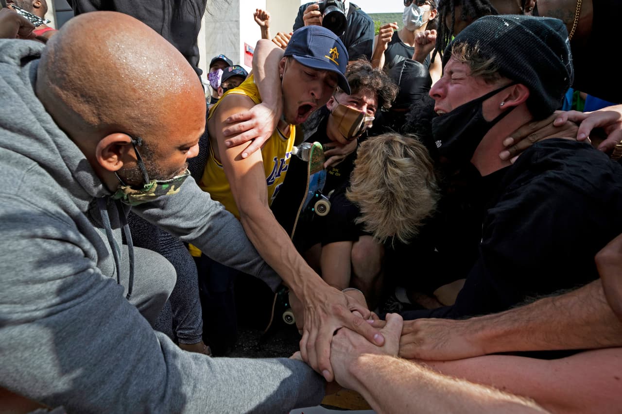 A pesar de que todavía Estados Unidos sigue siendo el país más afectado por la pandemia del
<a href="https://www.univision.com/temas/coronavirus">coronavirus</a>, en la manifestación se vieron personas apiñadas, sin mascarillas y sin guardar una distancia prudencial.