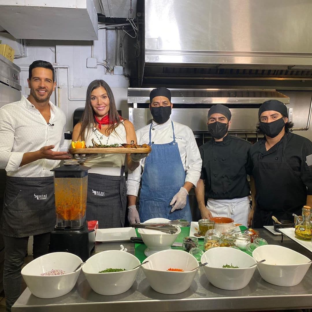 Y aquí preparando una
<a href="https://www.univision.com/shows/despierta-america/si-eres-amante-de-la-carne-estos-son-los-tips-que-debes-considerar-para-preparar-una-deliciosa-picada-en-casa-video">Picada</a> en el restaurante Tapelia, con Madeleine Sánchez.