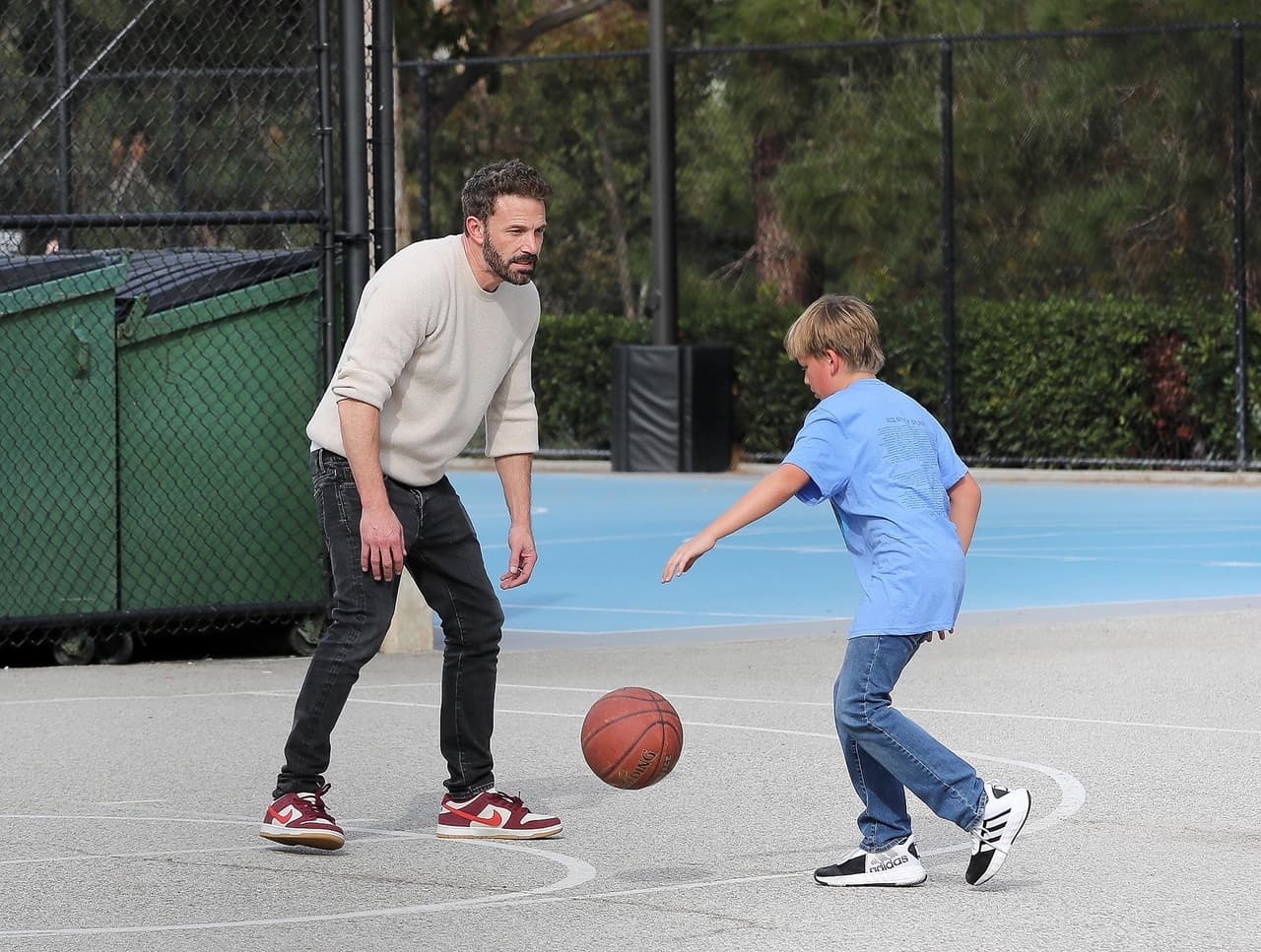 Además, a Affleck se le veía orgulloso al ver cómo el niño trataba de burlar para lograr encestar.
<br>