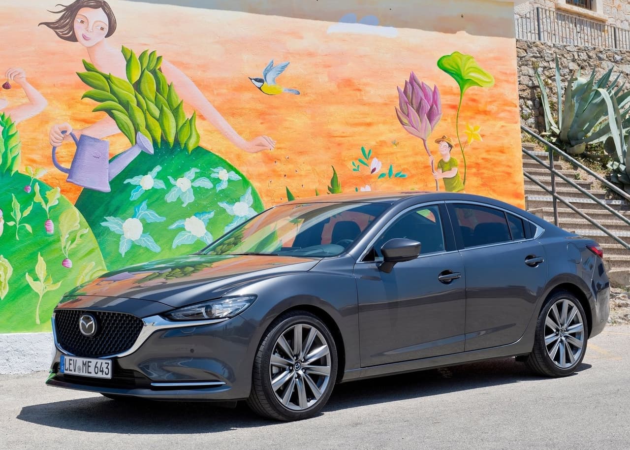 <h3 class="cms-H3-H3"><b>7. Mazda 6</b></h3>
<br>
<br>El Mazda 6 se une a la larga lista de sedanes que han pasado por la guillotina en los últimos años. Una decisión hasta cierto punto rara, pues en la actualidad se mantiene como una de las opciones más sólidas del segmento. Algunos piensan que este modelo volverá más adelante en forma de un carro de características más deportivas acompañado también de una variante electrificada.
<br>