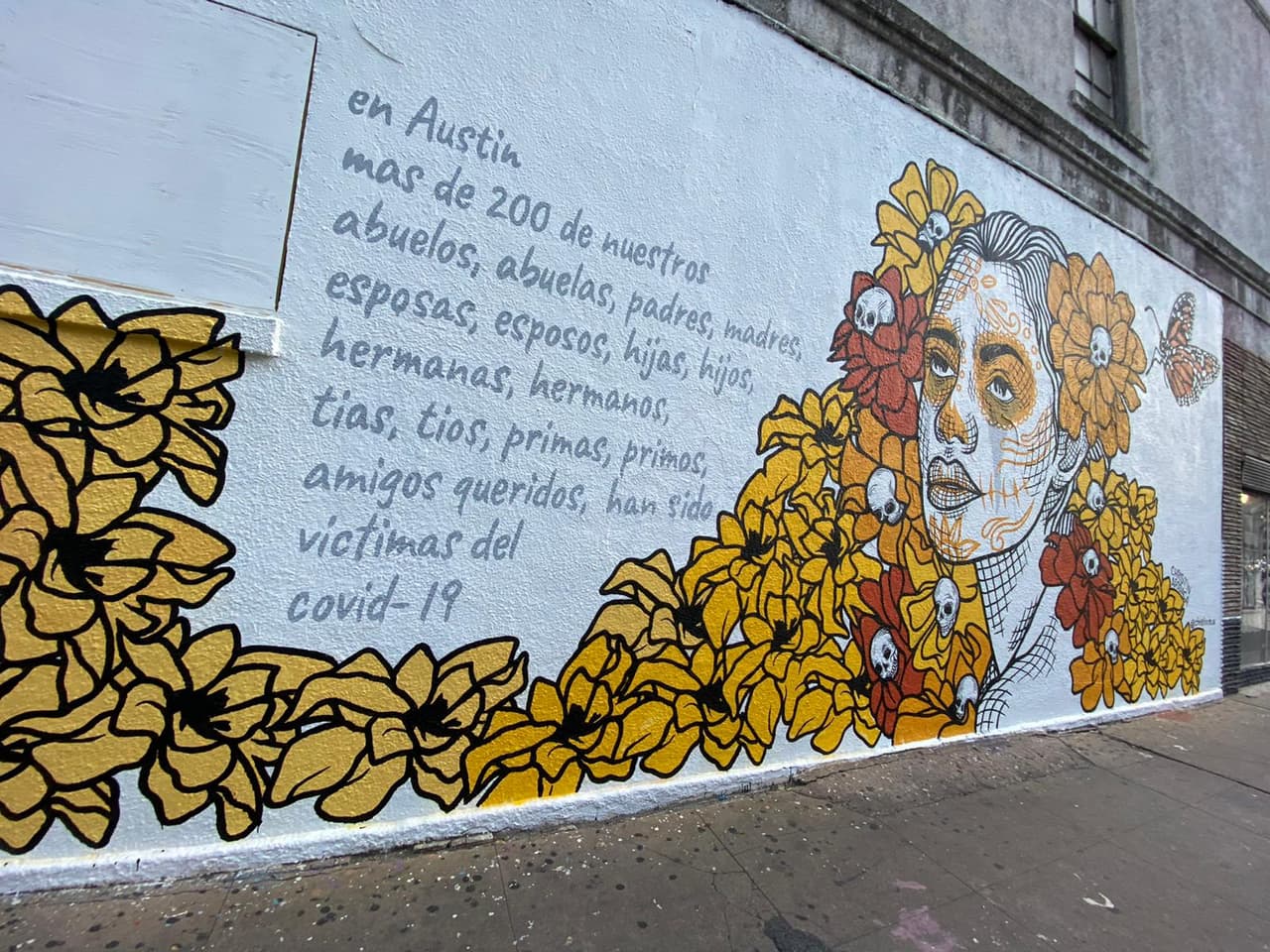 “En Austin más de 200 de nuestros abuelos, abuelas, padres, madres, esposas, esposos, hijas, hijos, hermanas, hermanos, tías, tíos, primas, primos, amigos queridos, víctimas del civid-19”, lee el mural.