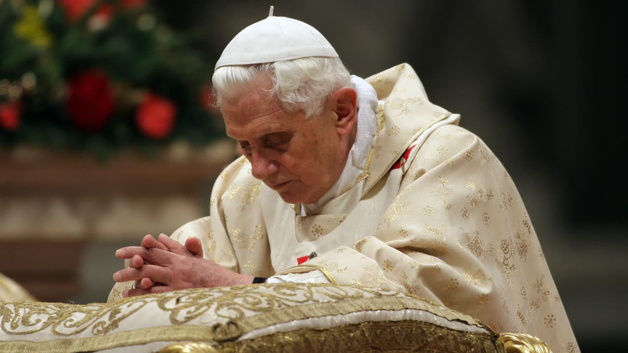 VIDEO: Así prepararon en El Vaticano el cuerpo de Benedicto XVI para su funeral.