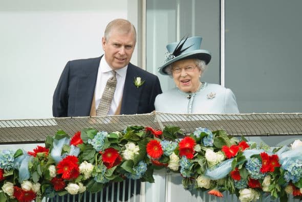 Ante dicha "bomba" la reina Isabel II pidió explicaciones a su hijo, el cual negó rotundamente haber tenido cualquier relación con Virginia.