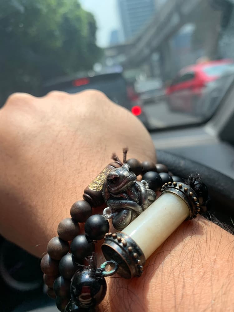 También puedes portarlas contigo, ya sea en tu bolsa, bolsillo, o dentro de otros amuletos como brazaletes con piedras y cuarzos (revisa nuestra sección de rituales para ver toda una gran variedad).