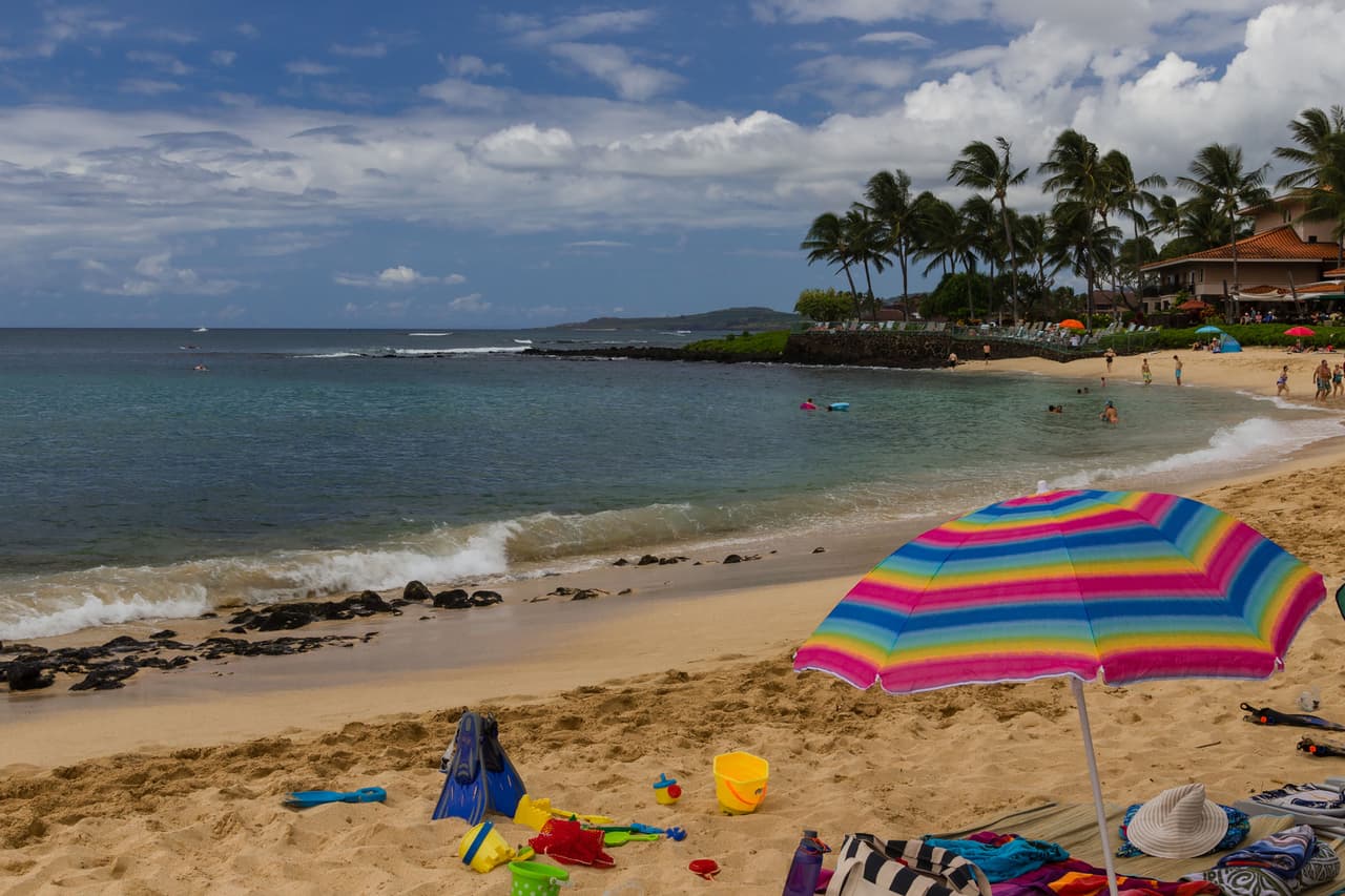 <b>Puesto 16. Playa del Parque Poipu (Kauai, Hawaii)</b>
<br>
<br>“Tiene un área increíble para bucear, una pequeña playa protegida de las olas para los más pequeños y otra para hacer surf a poca distancia”, reseño un visitante.
<br>