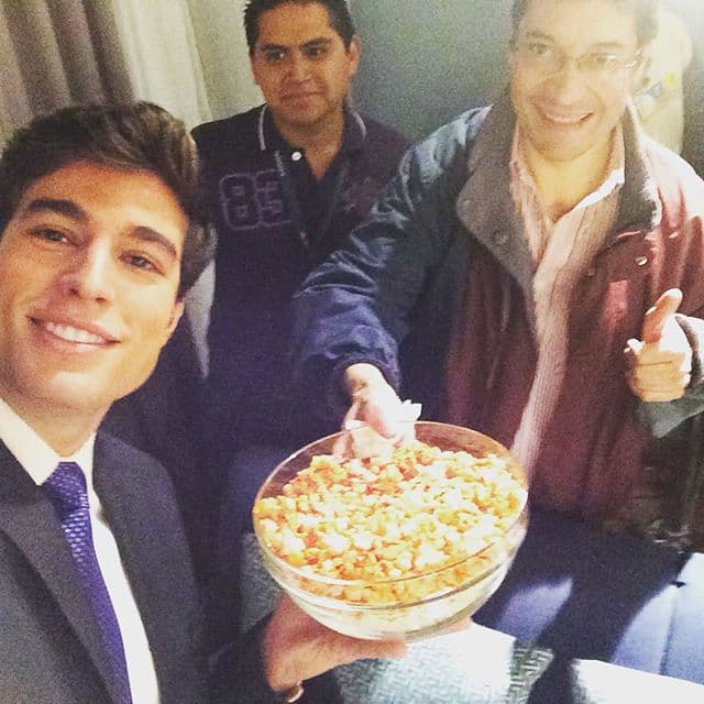 Su cuerpo es de envidia, pero él no deja los placeres de la vida.