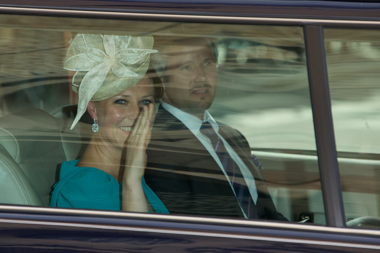 Hasta el momento, 
<b><a href="https://www.univision.com/entretenimiento/como-lady-di-estas-princesas-sacudieron-a-la-realeza-europea-con-su-rebeldia-fotos#3fff69700000" target="_blank">la princesa Märtha Louise</a></b> ha guardado silencio.