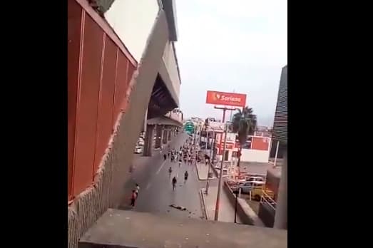 Los agresores se marchan dejando al fanático de Tigres en el suelo con graves heridas.