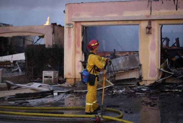Los bomberos luchan para contener las llamas pero las altas temperaturas y rachas fuertes de viento dificultan su labor y favorecen el avance de las llamas