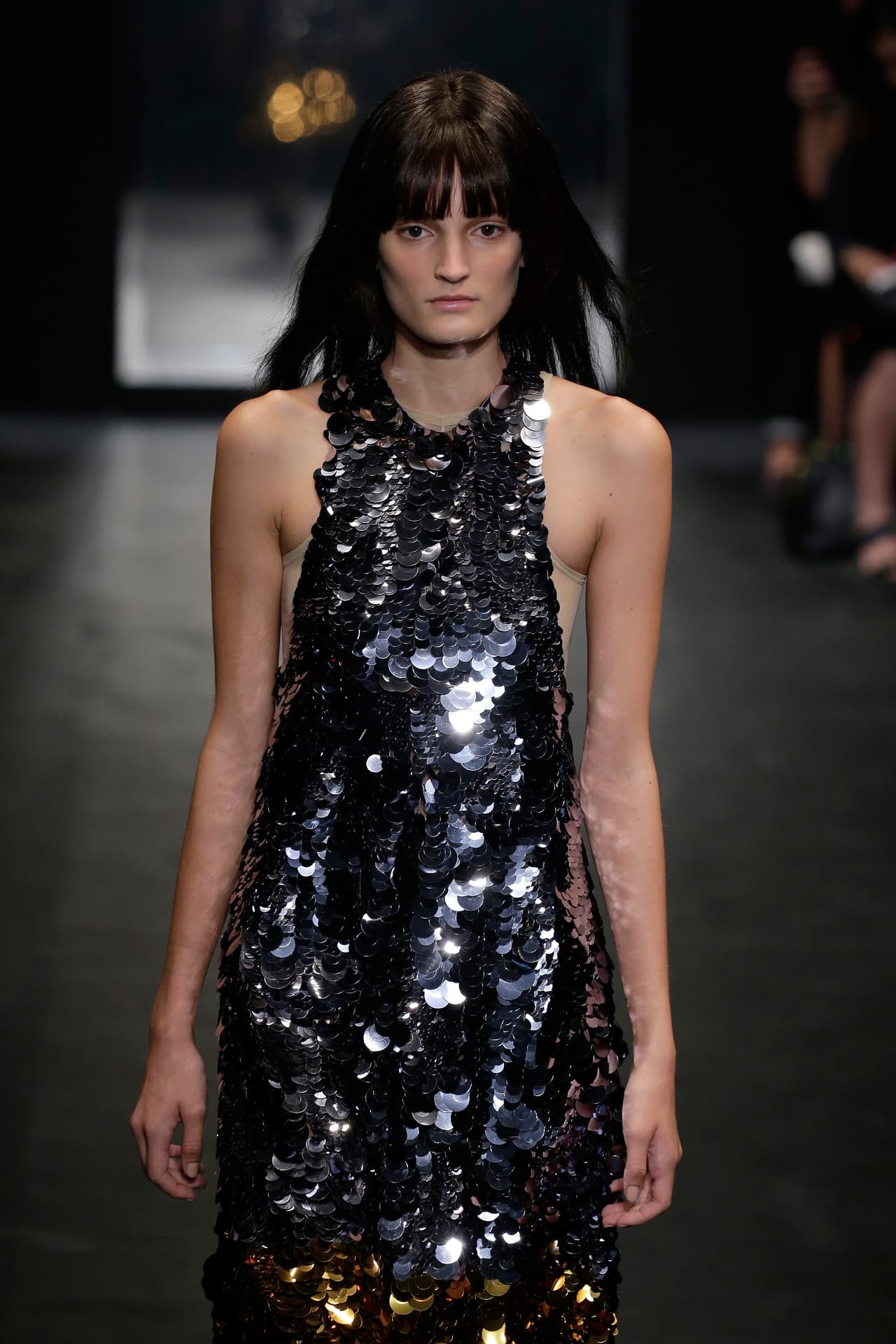 La diseñadora Vera Wang presentó su colección primavera-verano 2016, la cual se inspiró en la película 'Belle de Jour' y la mítica Catherine Deneuve. El NYFW se llenó de prendas en tonos obscuros, sin olvidar los volúmenes y la sofisticación de las lentejuelas, las plumas y algunas transparencias.