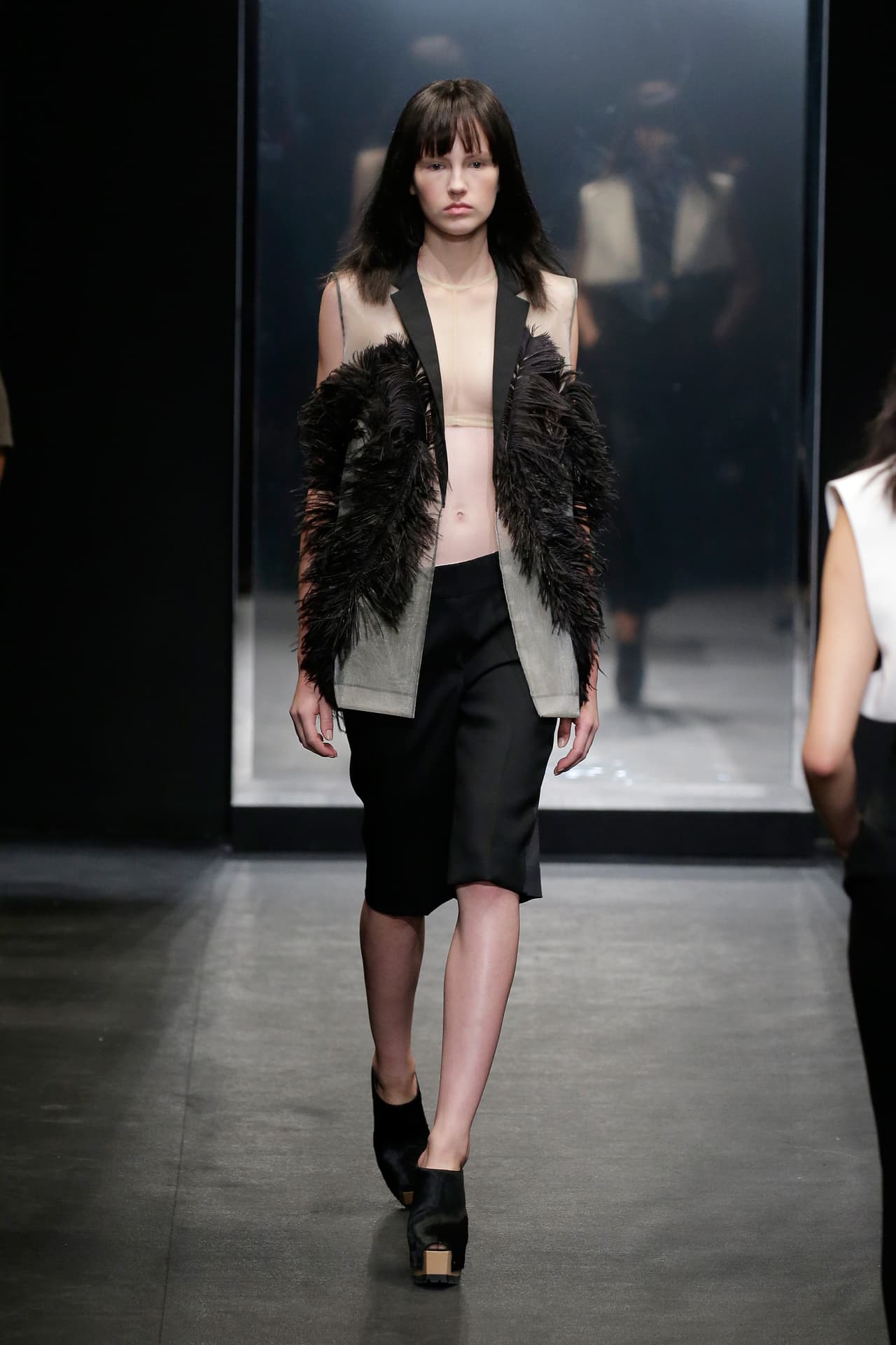 La diseñadora Vera Wang presentó su colección primavera-verano 2016, la cual se inspiró en la película 'Belle de Jour' y la mítica Catherine Deneuve. El NYFW se llenó de prendas en tonos obscuros, sin olvidar los volúmenes y la sofisticación de las lentejuelas, las plumas y algunas transparencias.