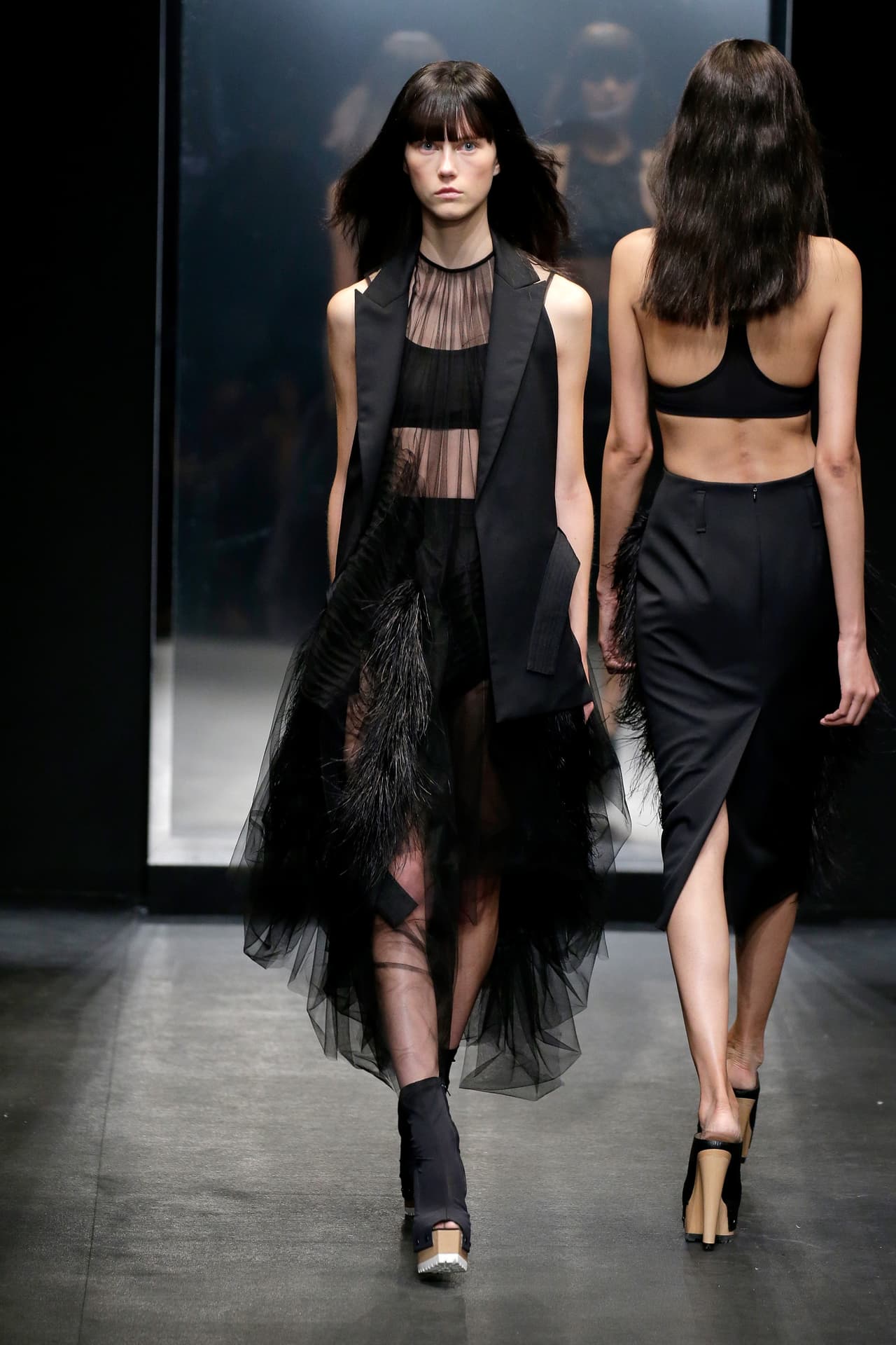 La diseñadora Vera Wang presentó su colección primavera-verano 2016, la cual se inspiró en la película 'Belle de Jour' y la mítica Catherine Deneuve. El NYFW se llenó de prendas en tonos obscuros, sin olvidar los volúmenes y la sofisticación de las lentejuelas, las plumas y algunas transparencias.