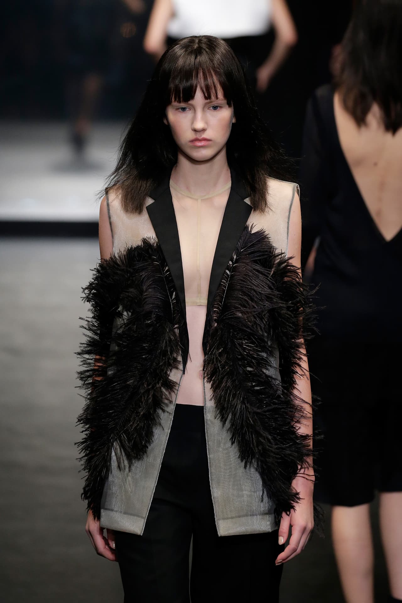 La diseñadora Vera Wang presentó su colección primavera-verano 2016, la cual se inspiró en la película 'Belle de Jour' y la mítica Catherine Deneuve. El NYFW se llenó de prendas en tonos obscuros, sin olvidar los volúmenes y la sofisticación de las lentejuelas, las plumas y algunas transparencias.