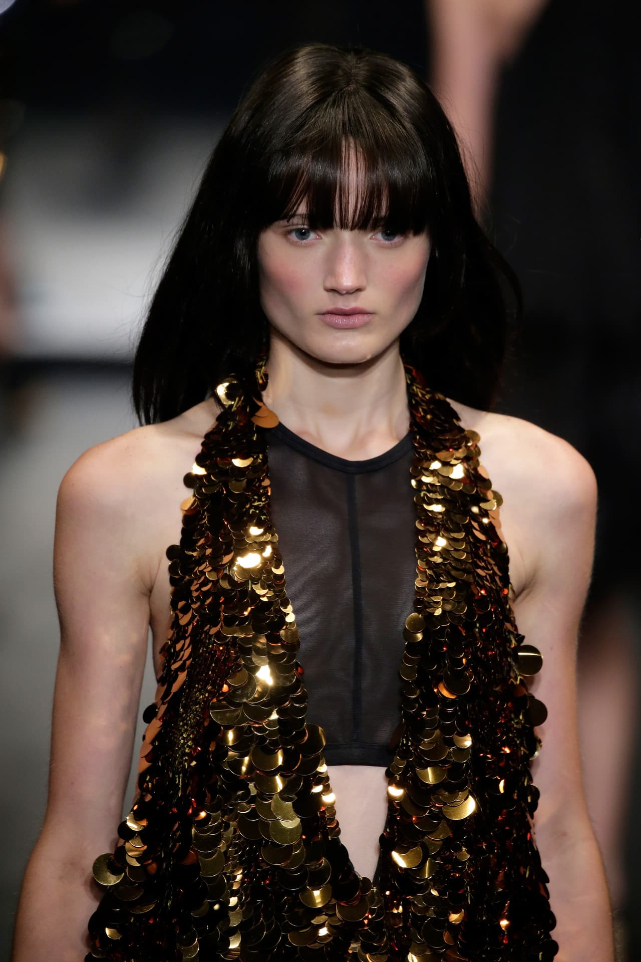 La diseñadora Vera Wang presentó su colección primavera-verano 2016, la cual se inspiró en la película 'Belle de Jour' y la mítica Catherine Deneuve. El NYFW se llenó de prendas en tonos obscuros, sin olvidar los volúmenes y la sofisticación de las lentejuelas, las plumas y algunas transparencias.