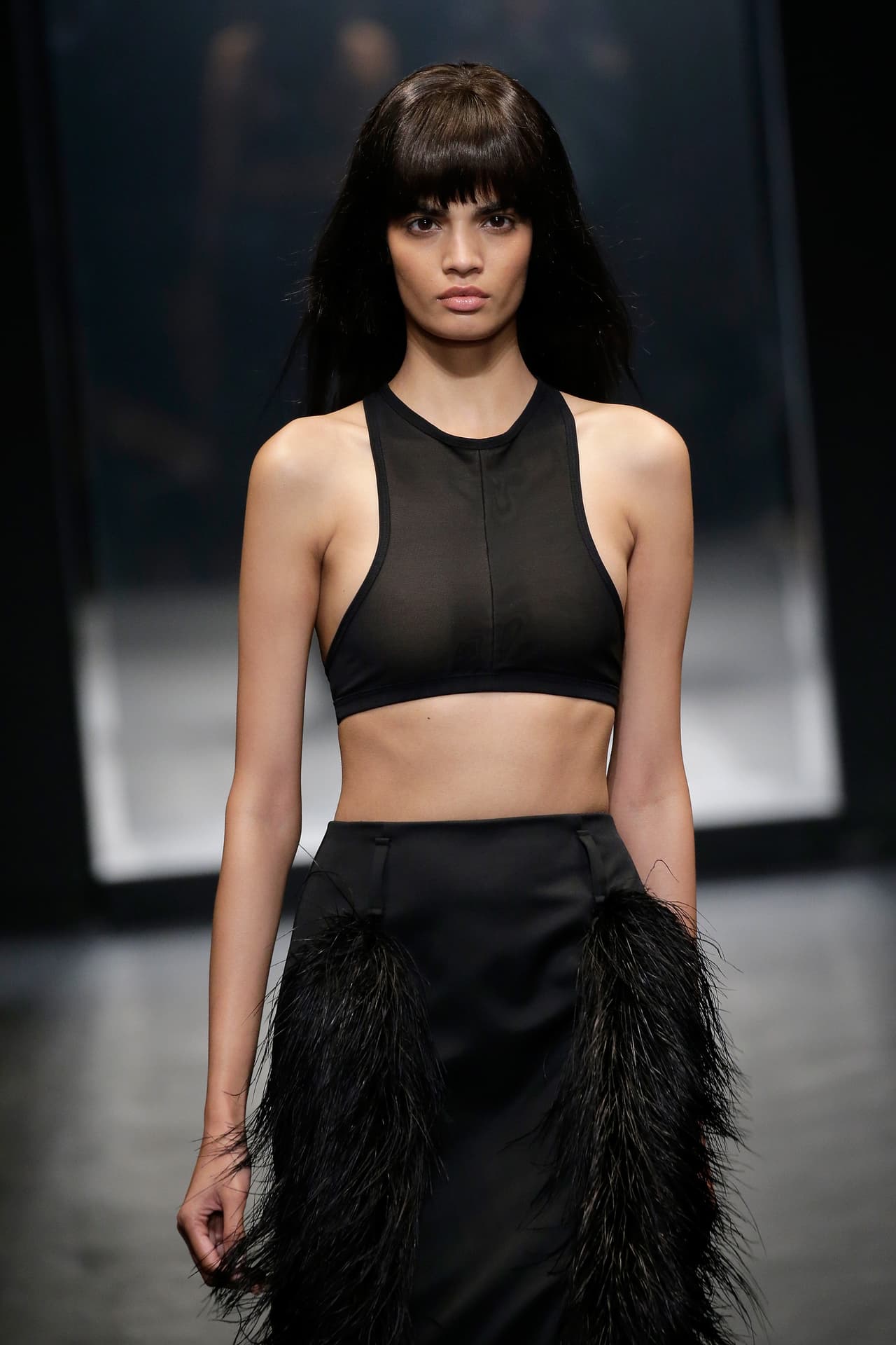 La diseñadora Vera Wang presentó su colección primavera-verano 2016, la cual se inspiró en la película 'Belle de Jour' y la mítica Catherine Deneuve. El NYFW se llenó de prendas en tonos obscuros, sin olvidar los volúmenes y la sofisticación de las lentejuelas, las plumas y algunas transparencias.