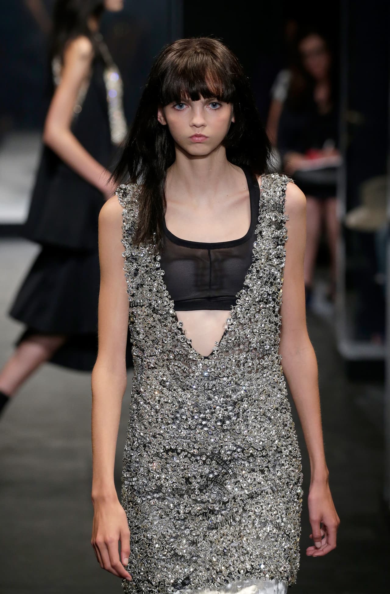 La diseñadora Vera Wang presentó su colección primavera-verano 2016, la cual se inspiró en la película 'Belle de Jour' y la mítica Catherine Deneuve. El NYFW se llenó de prendas en tonos obscuros, sin olvidar los volúmenes y la sofisticación de las lentejuelas, las plumas y algunas transparencias.