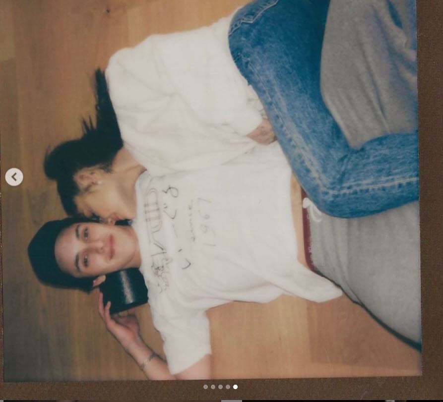 "Para siempre y algo más", escribió con la serie de fotos que publicó entre las que destacó la sortija de diamantes.
<br>