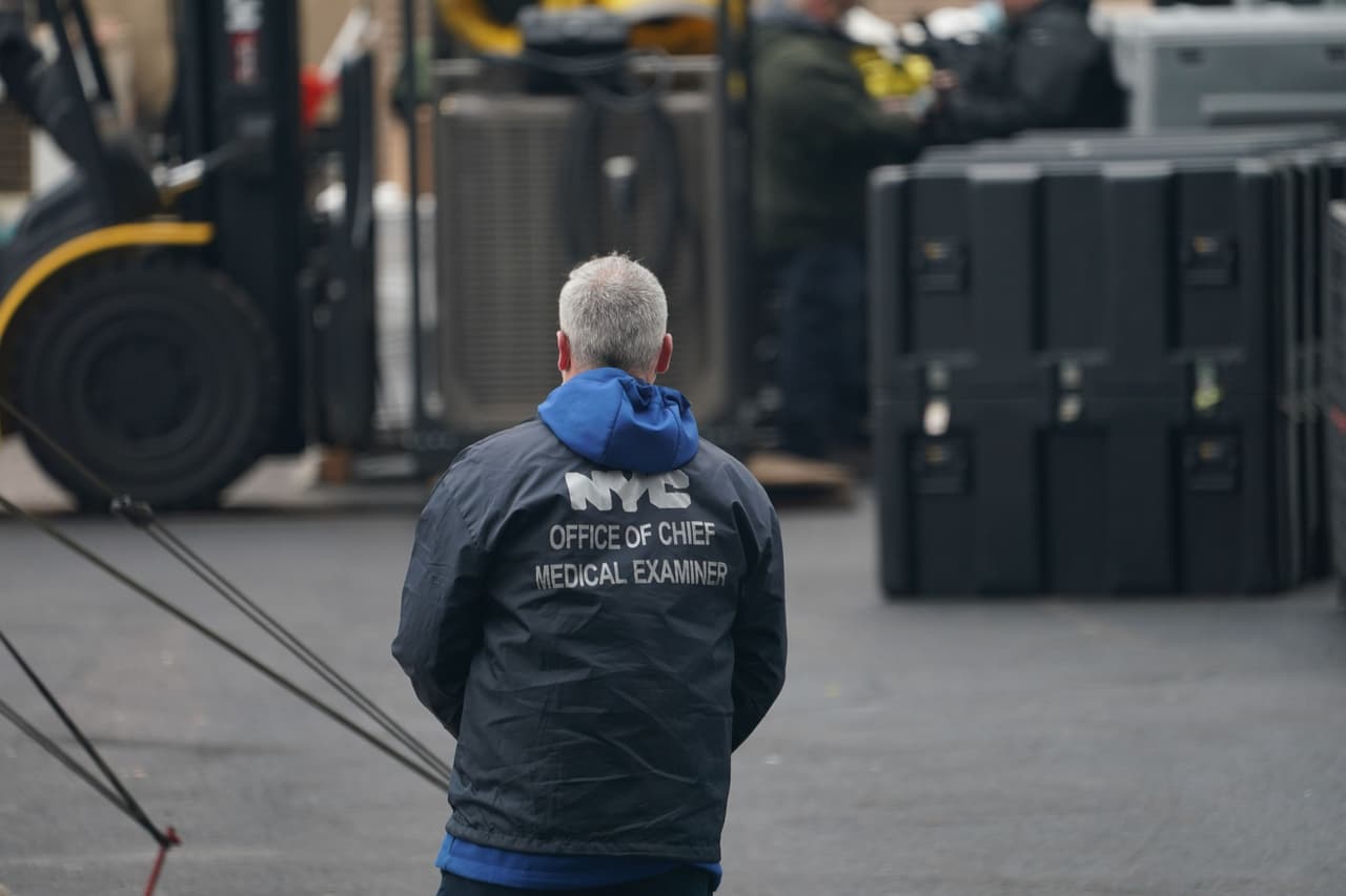 La Oficina del Médico Forense de la ciudad de Nueva York envió a contruir la morgue improvisada para manejar un esperado aumento en las víctimas del coronavirus.