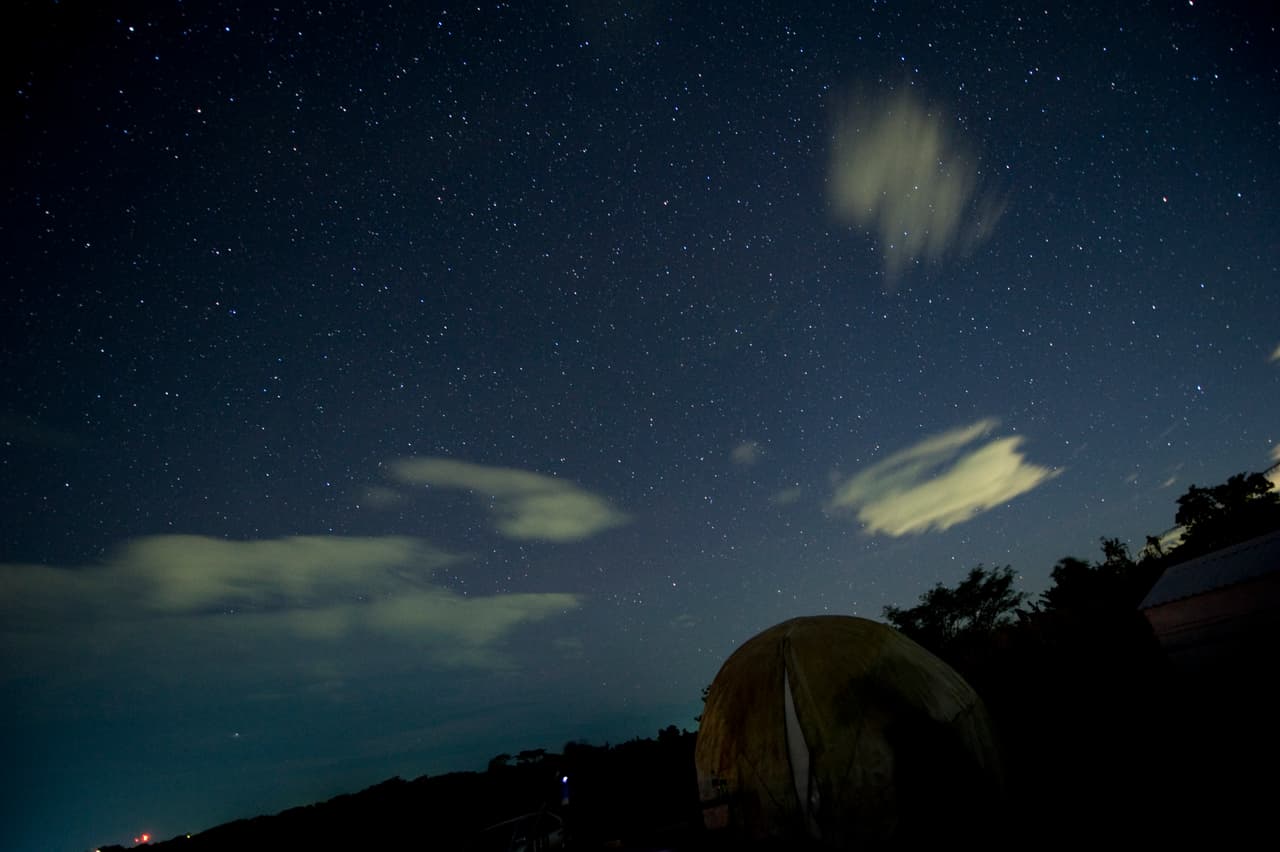 <b>¿Por qué se produce este espectáculo en el cielo?</b>
<br>Este particular fenómeno se produce cuando un asteroide llamado 3200 Faetón se acerca a la órbita del Sol y el calor quema las partículas que están en su superficie creando una estela de grava incandescente.