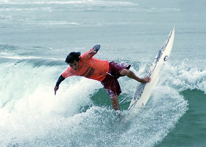 Mikala Jones: muere a los 44 años el surfista de Hawaii famoso por filmar las olas por dentro