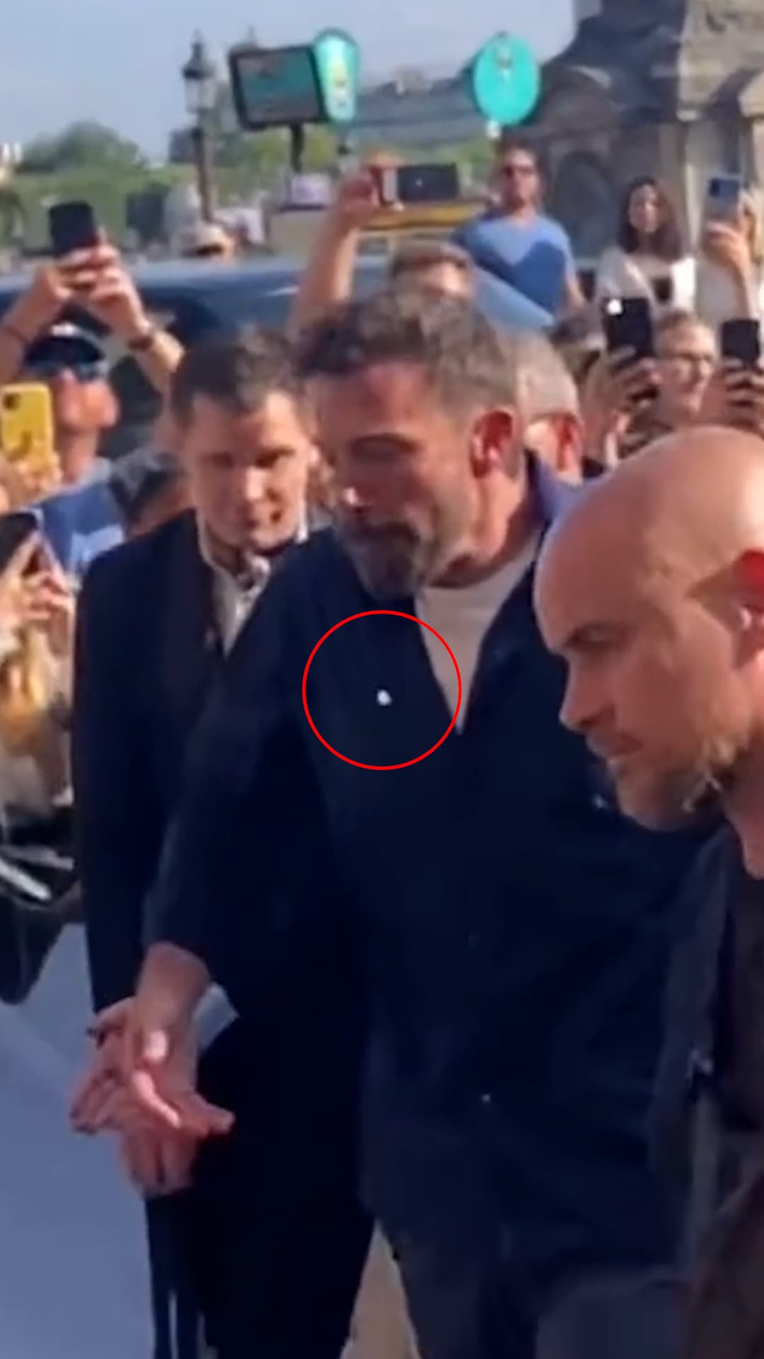 Algunos creen que solo fue una goma de mascar, pero hay quienes aseguran que pudo ser uno de sus dientes. 
<br>