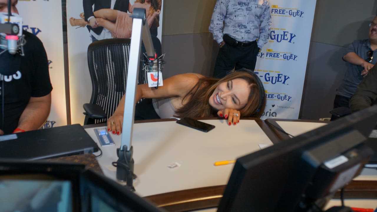 Juan Manuel Márquez llegó al Free-guey show con guante en mano.