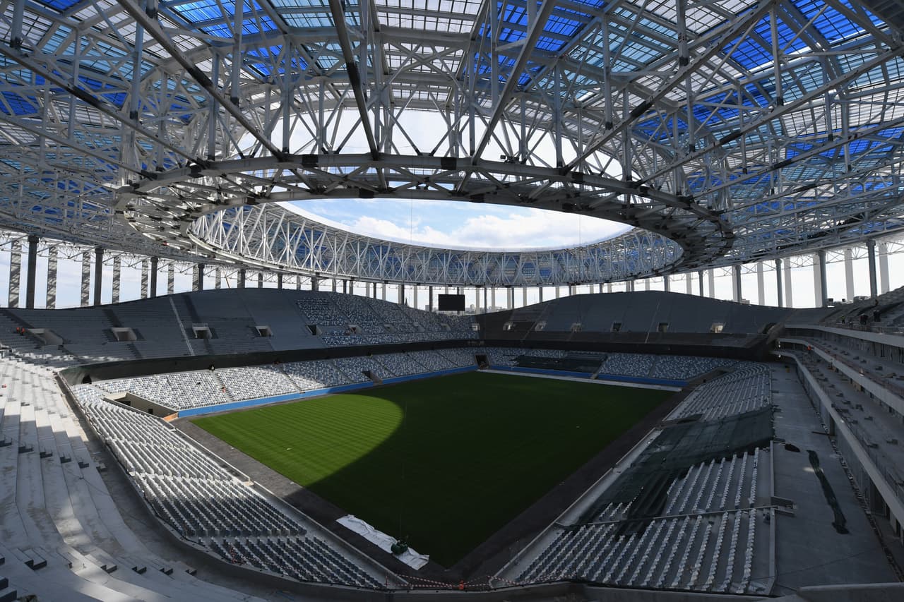 En los próximos días el Estadio Nizhni Nóvgorod (Nizhni Nóvgorod) estará culminado –hacía falta el montaje de la fachada– y tendrá sus primeras pruebas oficiales el 15 y 28 de abril. 44,899 aficionados podrán estar en sus graderías viendo el mejor fútbol del mundo, en seis partidos de la Copa.