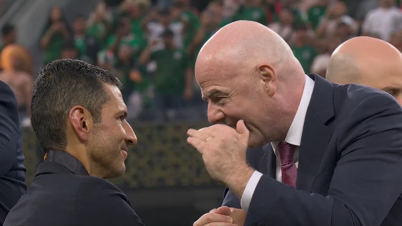 La misteriosa plática que Jaime Lozano tuvo con Infantino en la premiación