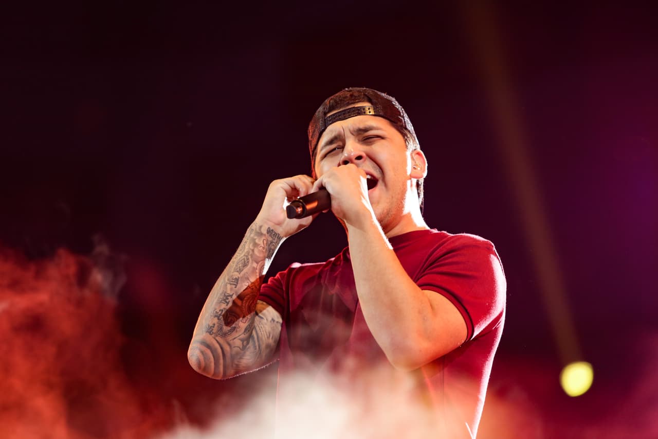 Llevaba una camiseta de algodón color vino que dejaba al descubierto sus tatuajes.