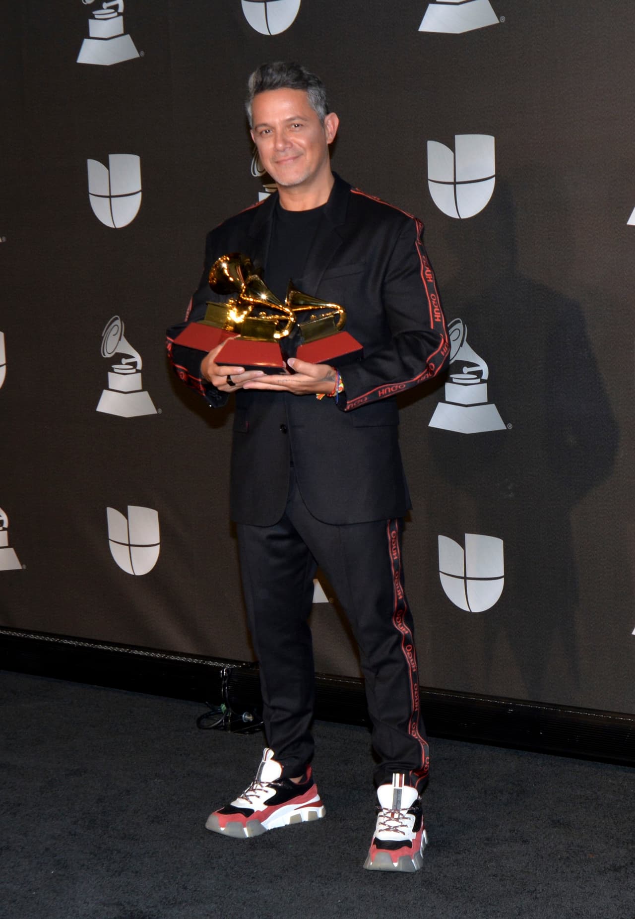 "Agradezco mucho a Latin GRAMMY y a los artistas latinos. Lamento mucho no haber asistido esta noche, pero 
<b><a href="https://www.univision.com/famosos/a-camila-cabello-le-piden-que-diga-algo-en-espanol-y-canta-la-cancion-de-un-programa-de-eugenio-derbez-video" target="_blank">amo mucho a mi gente</a></b>. La música latina y el arte latino me han hecho la persona que hoy soy", recalcó.