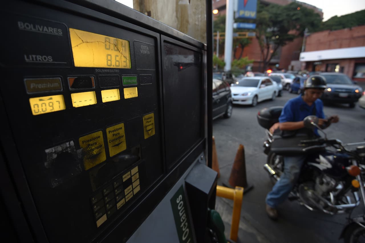La gasolina en Venezuela sigue siendo más barata que el agua. Un litro de 95 octanos cuesta 0,006 dólares, si se usa como referencia el tipo de cambio del mercado negro de divisas.