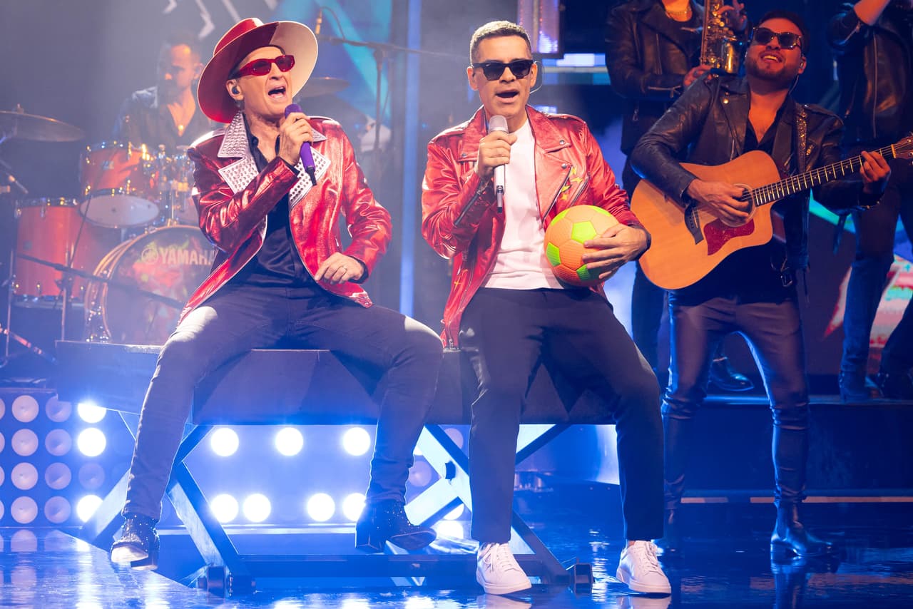 <b>Emmanuel le llamó a un astro del fútbol</b>
<br>
<br>Para competir contra Alexander en ‘Duelo de compas’, Emmanuel recurrió a uno de sus temas más famosos, ‘La chica de humo’, y pidió ayuda a un gran amigo, el futbolista Rafa Márquez, quien sorprendió a todos al presentarse sobre el escenario de Juego de Voces.