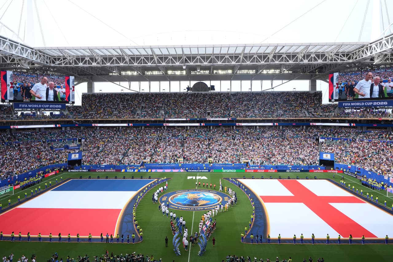 Los equipos salen al campo antes del partido de repechaje por el tercer puesto de la Copa Mundial entre Francia e Inglaterra en Miami Gardens, Florida, el sábado 18 de julio de 2026.