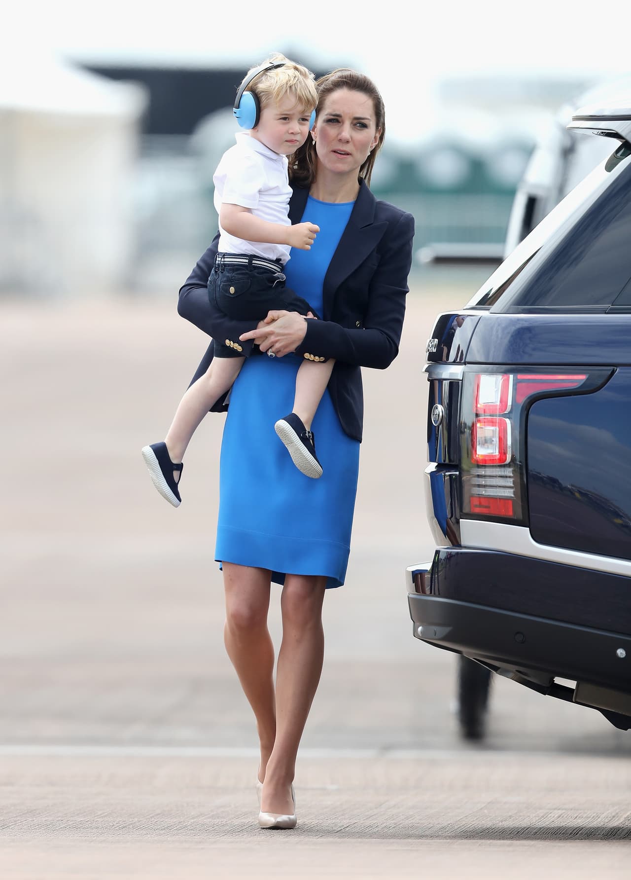 El príncipe casi no se desprendió de su mamá.