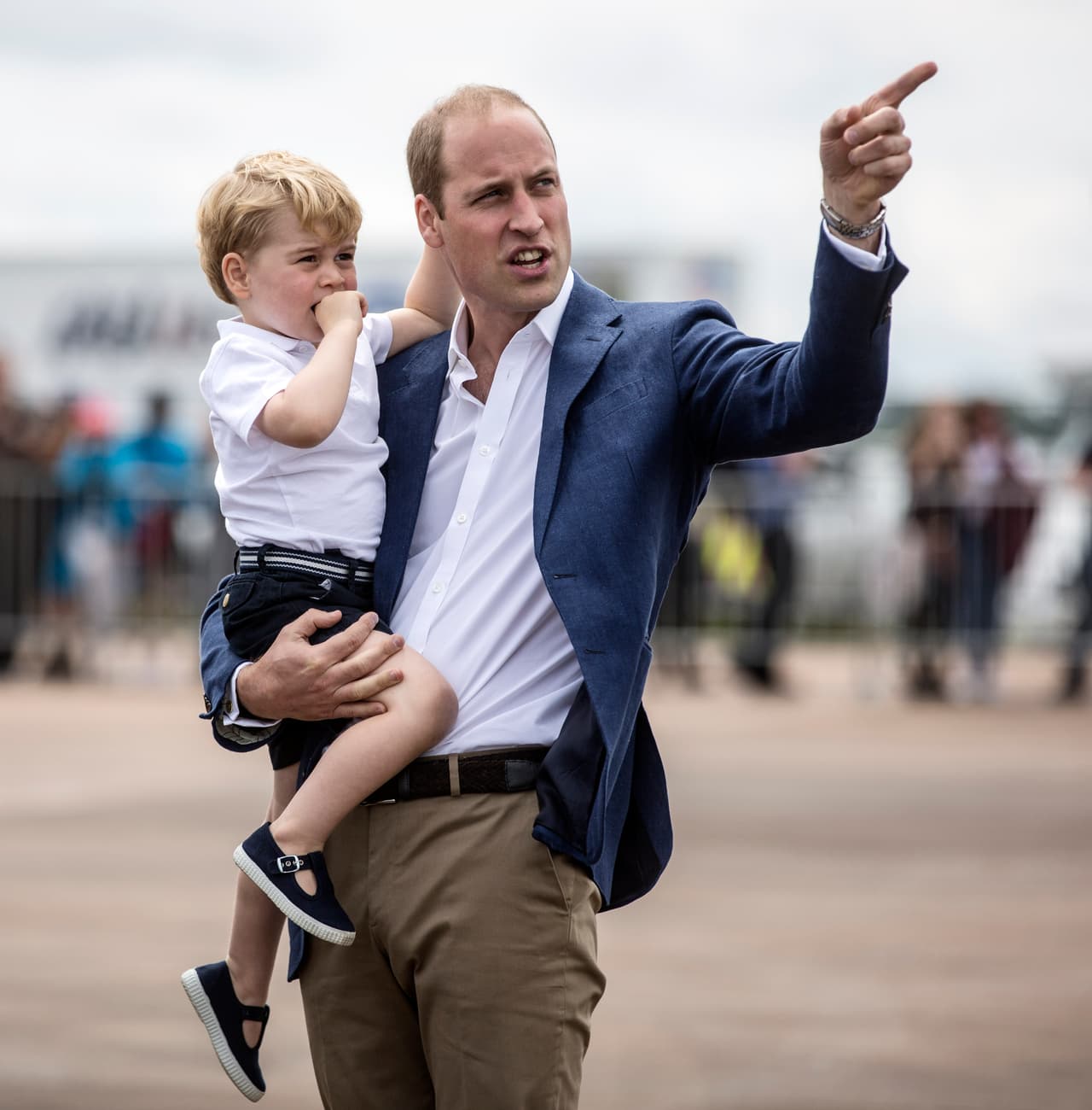 William mostrándole las naves a su hijito.