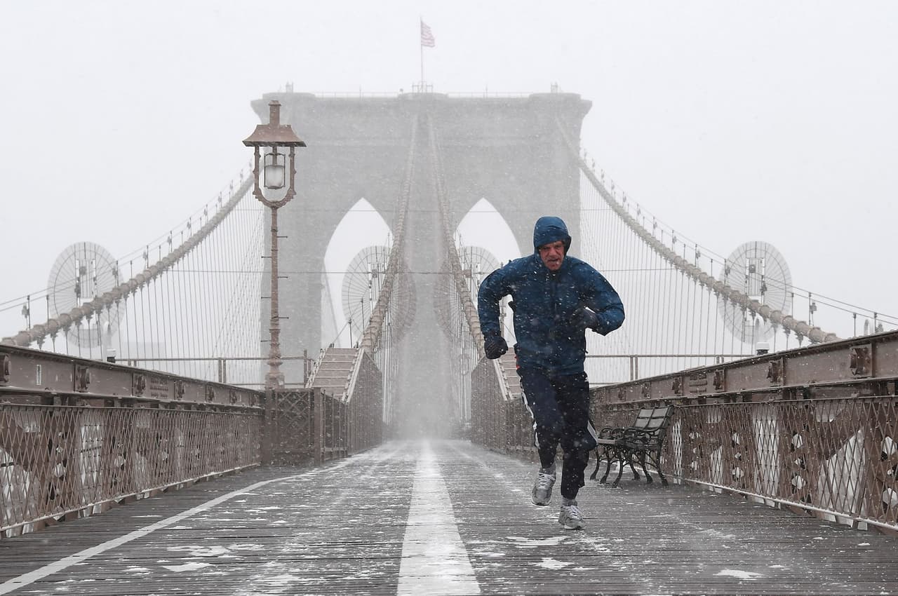 Hombre trotando por el puente de Brooklyn.