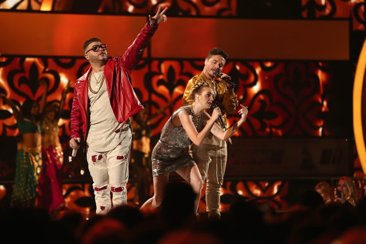 Pero sobre el escenario se sumó la cantante MO para cantar el tema 'Lean On'. Así fue como abrieron el esperado show.