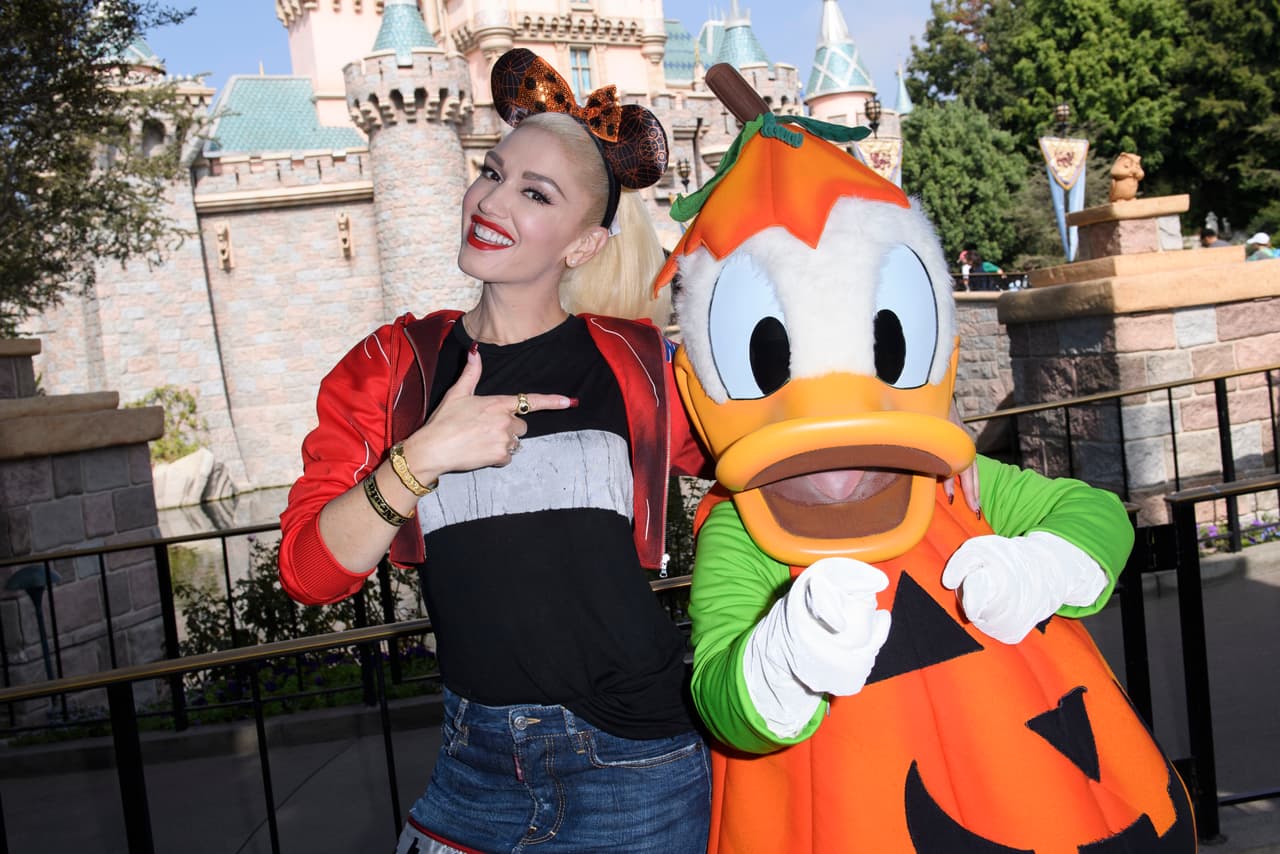 Gwen Stefani está más que lista para Halloween con su visita al Disneyland Resort en Anaheim.