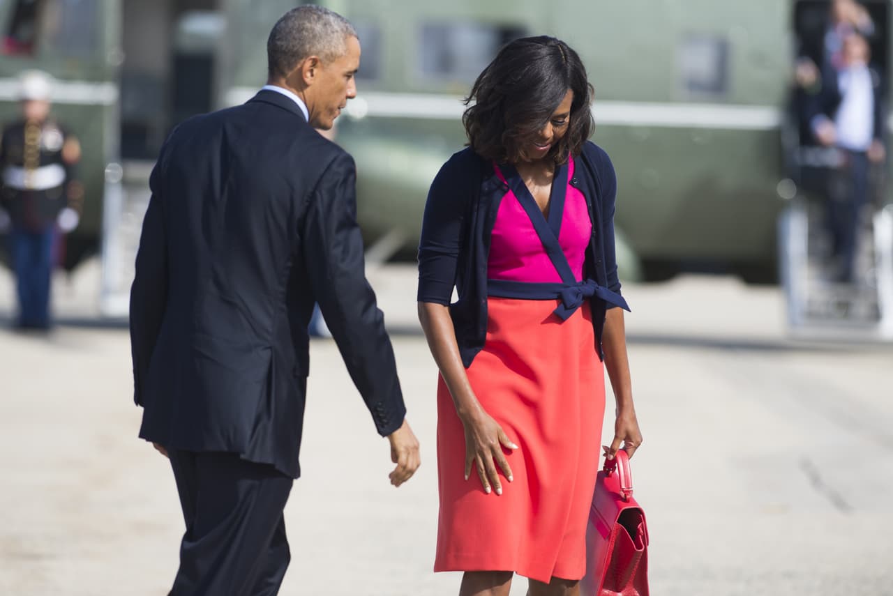 El cárdigan sigue aún vivo en el armario de esta mujer que inspiró al mundo justamente por esa capacidad de convertir los objetos que toda mujer tiene en su armario en una tendencia de moda.