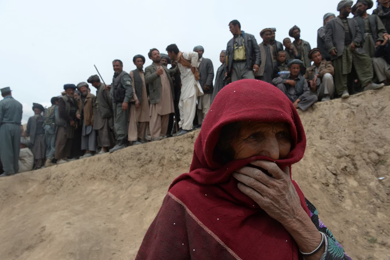 Aldeanos afectados por derrumbes masivos se alinean para recibir suministros de ayuda Badakhshan, Afganistán, mayo de 2014. El comunicado de la AFP cuenta que Marai “fue golpeado y amenazado por los talibanes y sufrió varias derrotas personales devastadoras, especialmente en 2014, cuando el periodista principal de AFP y su buen amigo Sardar Ahmad fue asesinado junto con su esposa y dos de sus hijos en un ataque talibán”.