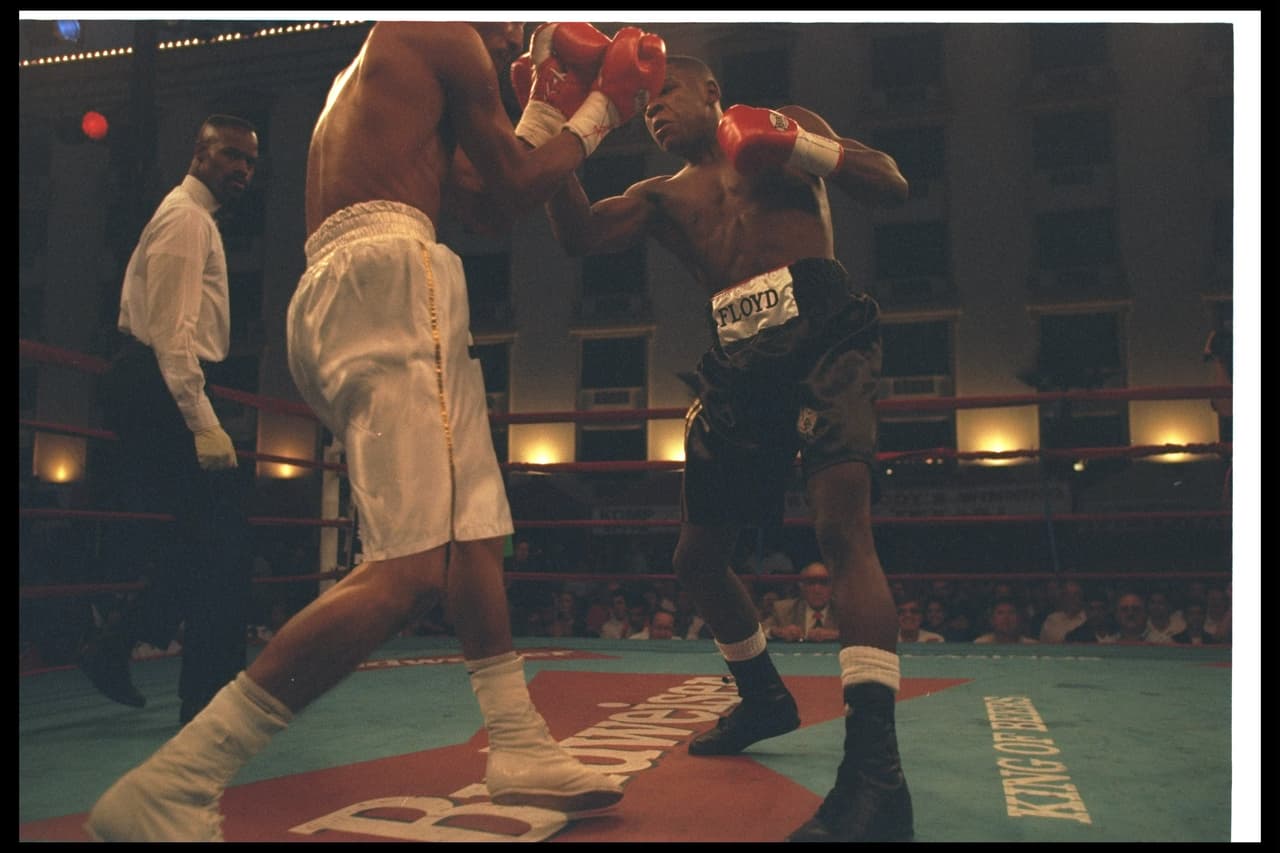 Floyd Mayweather Jr. debutó el 11 de octubre de 1996 noqueando al también debutante Roberto Apodaca en dos rounds.