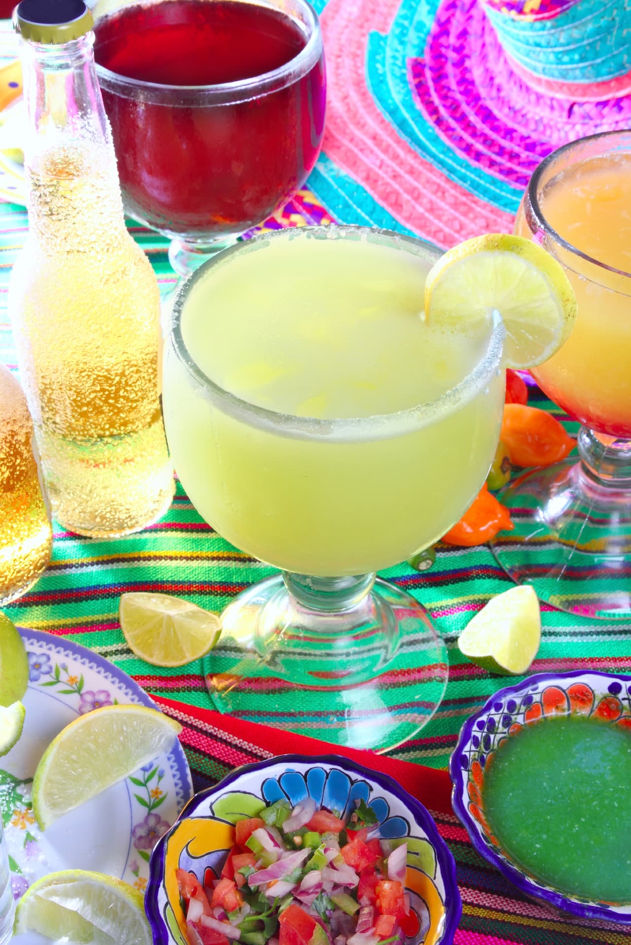 Sirve para preparar numerosas bebidas alcohólicas e incluso algunas son más ligeras para tomarse que los tradicionales caballitos. Prueba una rica margarita y seguro te enamoraras del tequila.