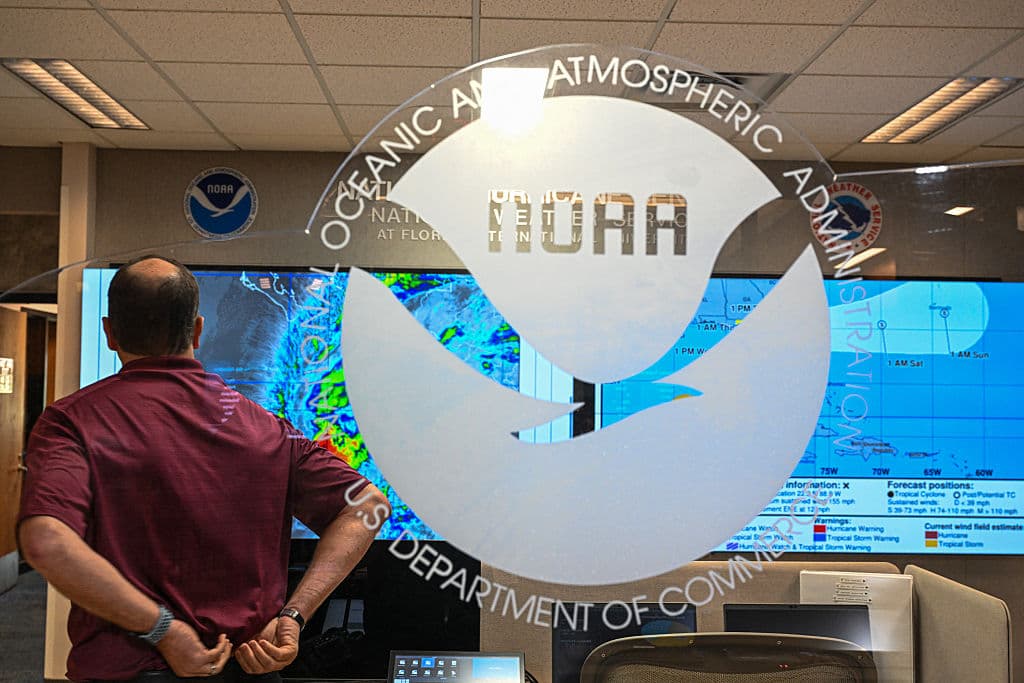 Tras miles de recortes, NOAA lanza contrataciones de emergencia para enfrentar temporada de huracanes