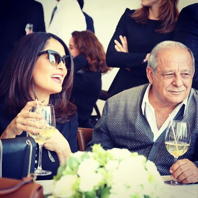 Salma Hayek compartió esta foto en su cuenta de Instagram. La actriz compartió un momento muy especial junto a su papá en un desayuno ofrecido en su honor en el museo Jumex en México.