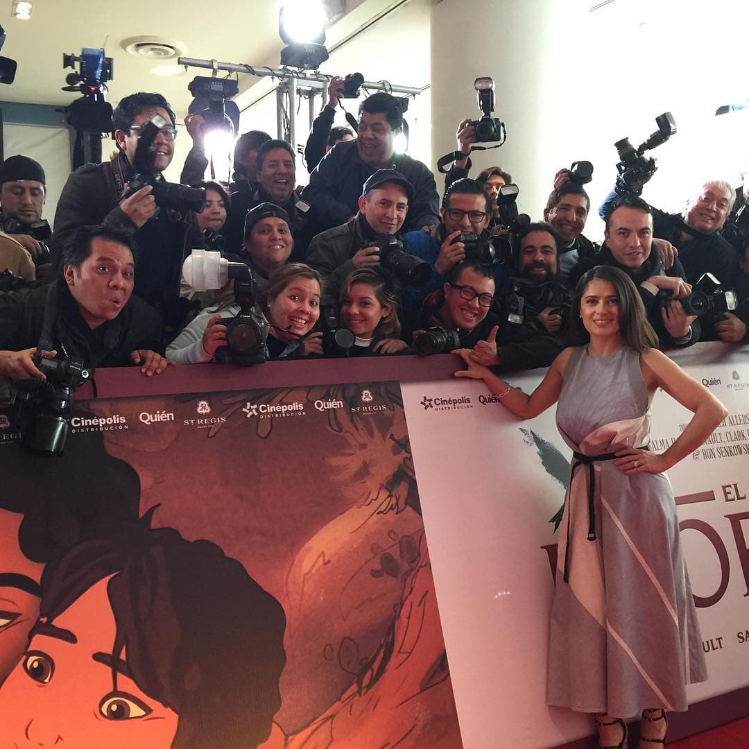 Salma no ha parado de trabajar, aquí posando junto a los fotógrafos y reporteros.