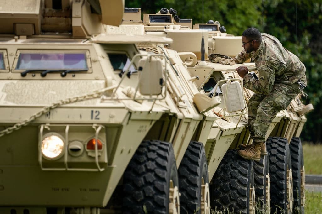 En lugar de llamar a la unidad y tratar de calmar los ánimos,
<a href="https://www.univision.com/noticias/elecciones-en-eeuu-2020/trump-lanza-amenazas-imprecisas-de-militarizar-al-pais-en-un-incendiario-mensaje-desde-la-casa-blanca" target="_blank">Trump dio un discurso incendiario</a> de unos ocho minutos en los que acusó de los desmanes a una supuesta "izquierda radical" y 'Antifa' (etiqueta con la que se llama a ciertos manifestantes antifascistas de extrema izquierda).
<br>