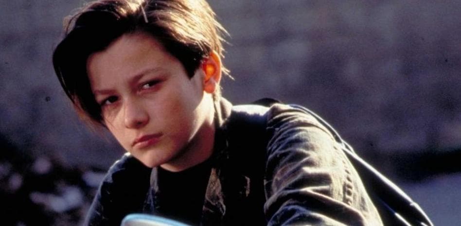 James Cameron revolucionó el cine con su cinta 'Terminator' en 1984. Siete años después se dio su continuación con los actores Arnold Schwarzenegger, Linda Hamilton y Edward Furlong, bajo el papel de John Connor.
<br>
<ul>
 <li style="box-sizing: border-box; margin-bottom: 10px;">Arnold Schwarzenegger protagonizó la película <a href="https://vix.com/es-es/detail/video-4145501?utm_medium=internal_referral&utm_source=univision&utm_campaign=evergreen&utm_content=ed_entertainment&utm_term=article" target="_blank">'En Busca de Venganza', la cual puedes ver gratis en ViX.</a></li>
</ul>